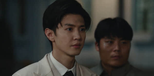《暗夜与黎明》第二集剧情概览：紧张对决尽在《爱奇艺》