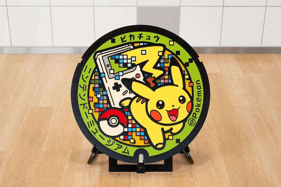 任天堂博物馆前惊现皮卡丘主题窨井盖！GameBoy情怀引爆玩家回忆