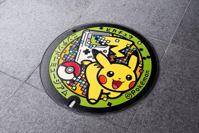 任天堂博物馆前惊现皮卡丘主题窨井盖！GameBoy情怀引爆玩家回忆