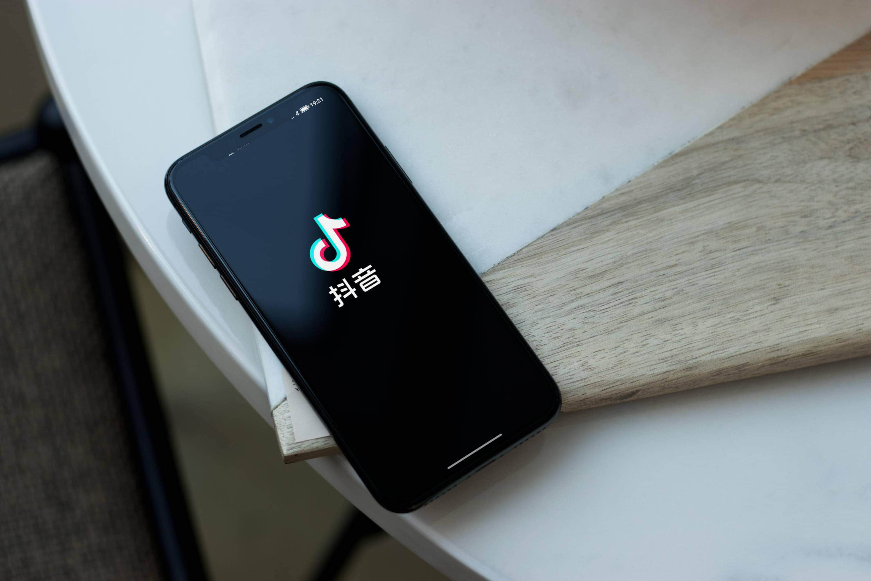 抖音账号密码安全全解析：设置后他人能否登录？